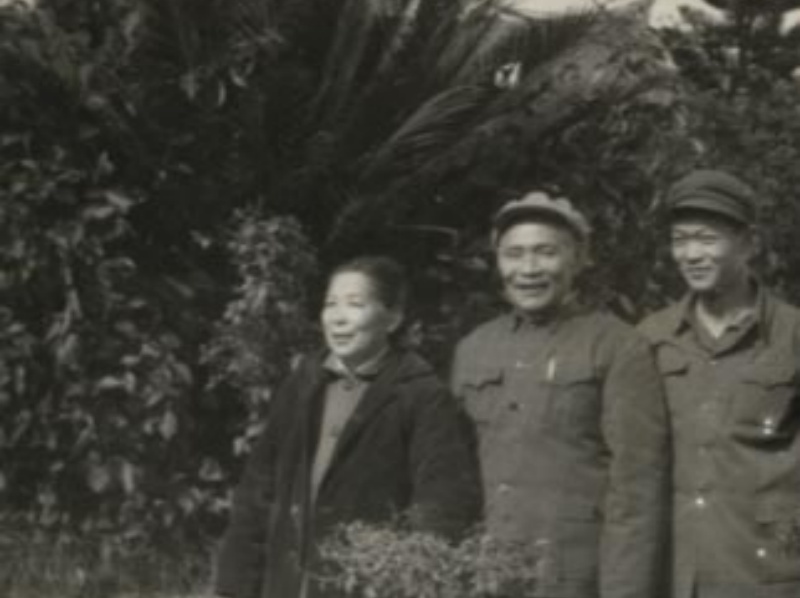谷文昌送儿子参军前在南山寺合影.jpg