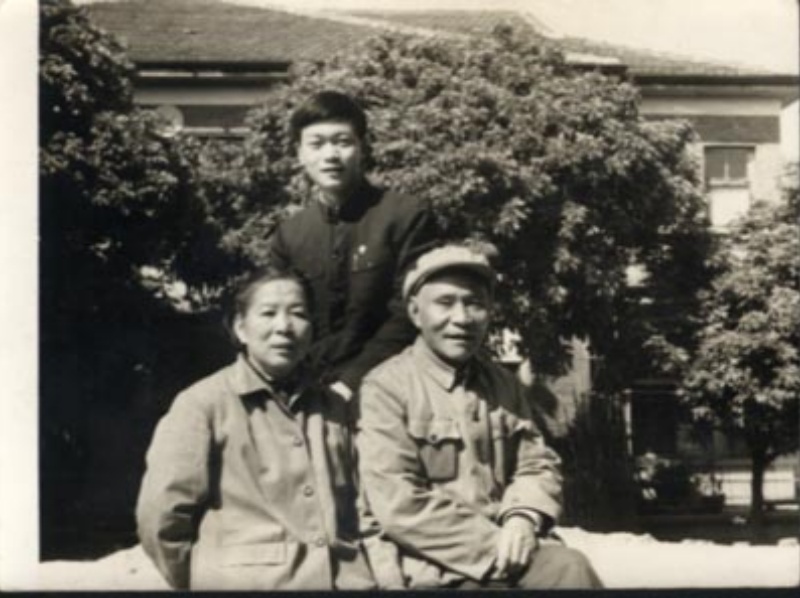 谷文昌夫妇及儿子合影.jpg