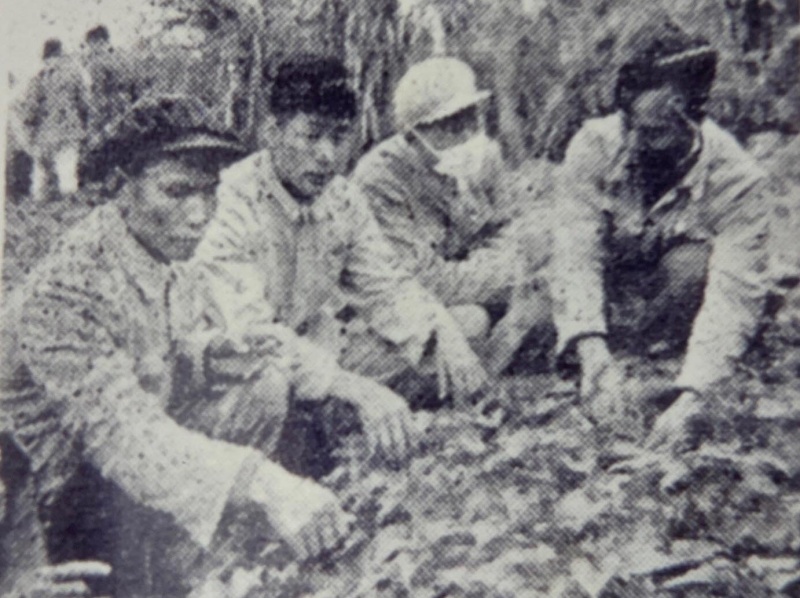 谷文昌（左一）在梧栊村检查生产.JPG