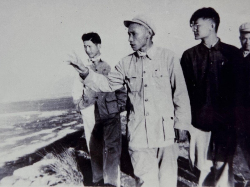 谷文昌（左二）在盐场实地检查生产.JPG