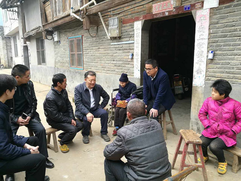 廖俊波到建阳区小湖镇慰问贫困户，和贫困户亲切交谈。_调整大小.jpg