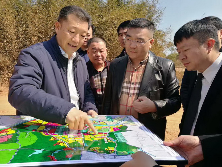 廖俊波向前来考察的客商介绍武夷新区发展规划_调整大小.jpg