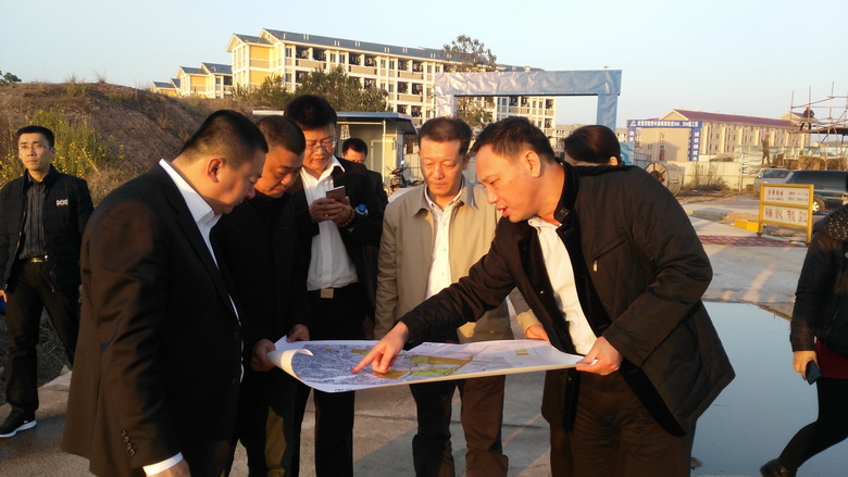 廖俊波在武夷新区建设工地_调整大小.jpg
